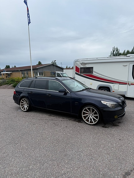 BMW 530d 3 of 5