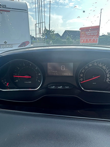 Peugeot 208 8 of 9
