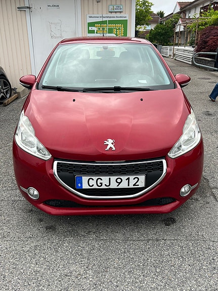 Peugeot 208 2 of 5
