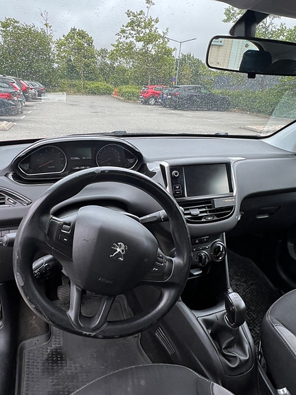 Peugeot 208 7 of 9