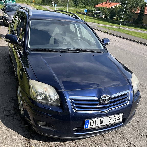 Toyota Avensis 2 of 9
