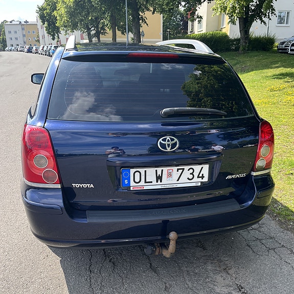Toyota Avensis 3 of 9