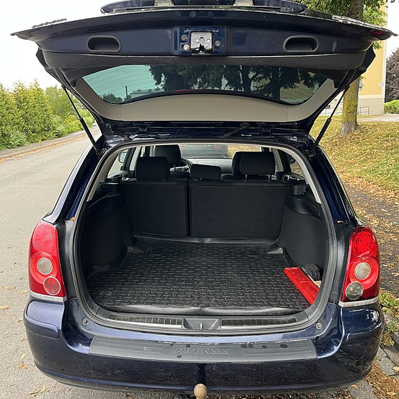 Toyota Avensis 4 of 9