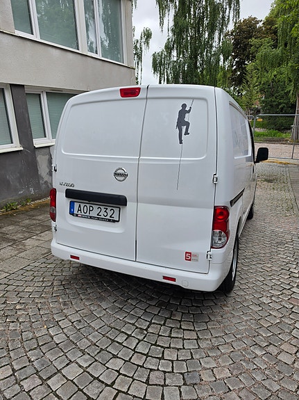 Nissan NV200 4 of 5
