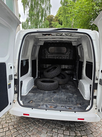 Nissan NV200 2 of 5