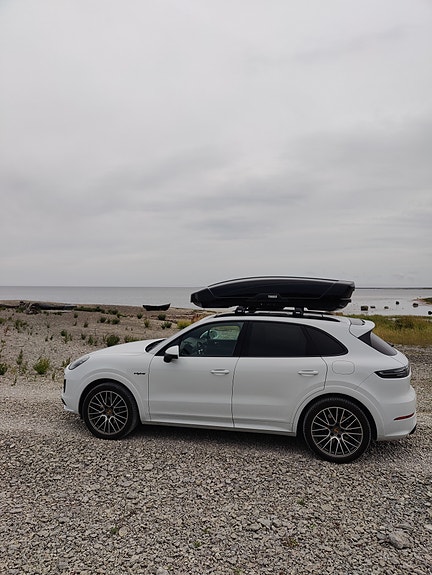 Porsche Cayenne 2 of 5