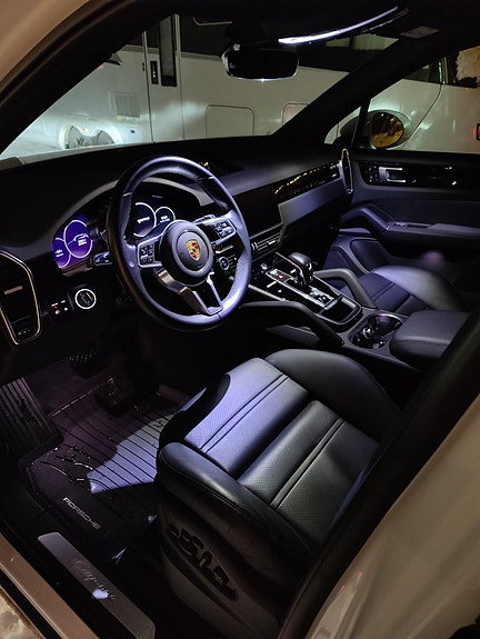 Porsche Cayenne 4 of 5