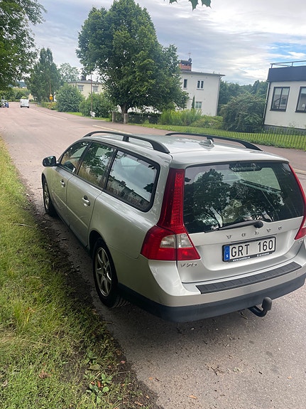 Volvo V70 3 of 4
