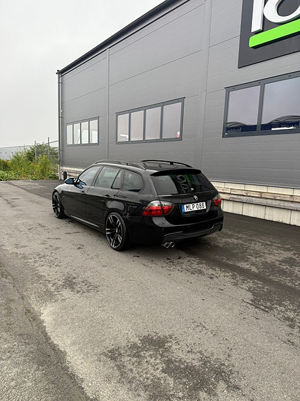 BMW 325d 3 of 5