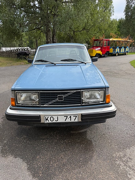 Volvo 244 2 of 5