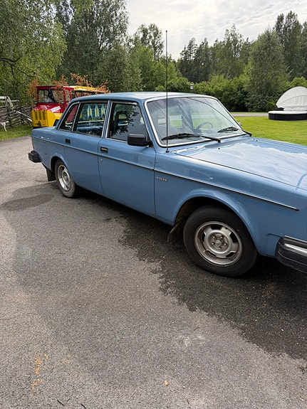 Volvo 244 3 of 5