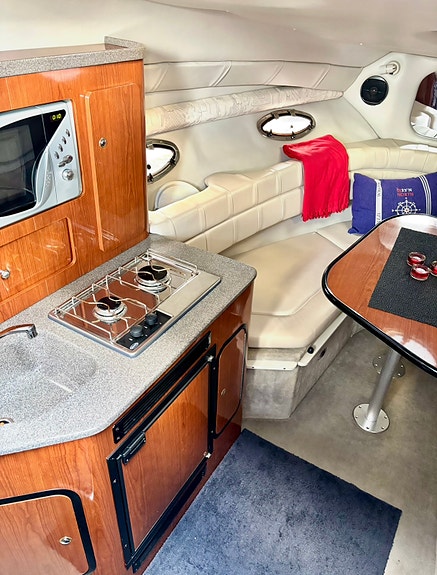 Mycket fin Crownline 290CR – 2002 inkl båtvagn 9 of 13