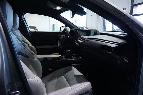 Lexus UX250h 14 of 16