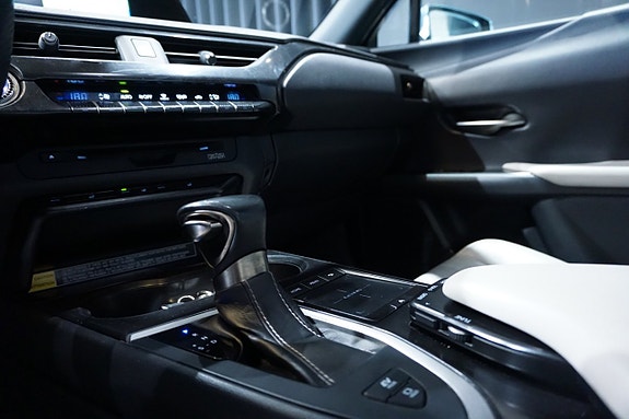 Lexus UX250h 13 of 16