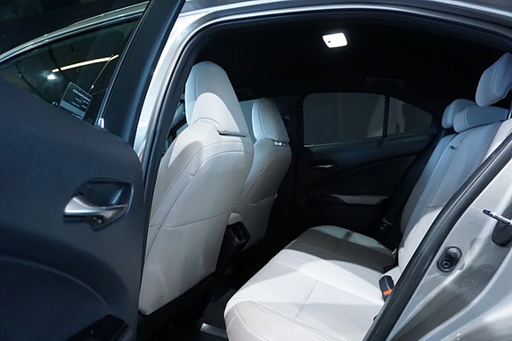 Lexus UX250h 8 of 16