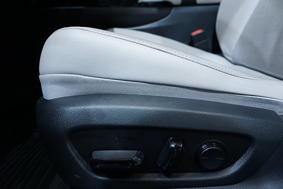 Lexus UX250h 12 of 16