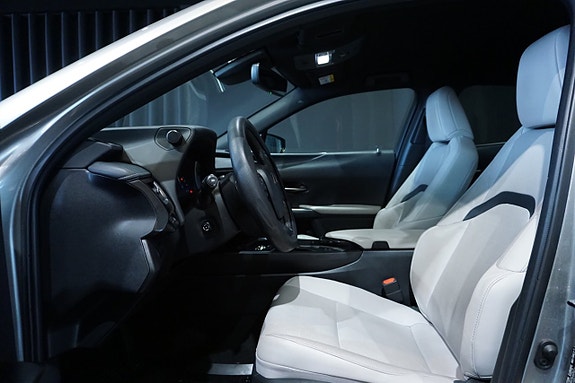 Lexus UX250h 11 of 16