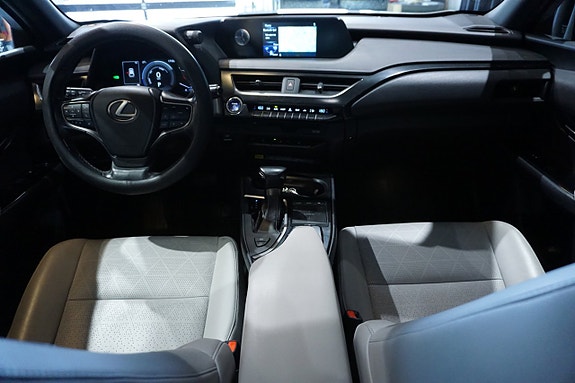 Lexus UX250h 9 of 16