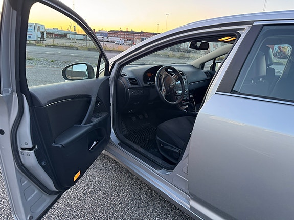 Toyota Avensis 5 of 6