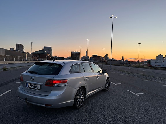 Toyota Avensis 2 of 6