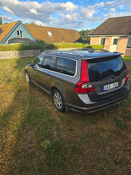 Volvo V70 2 of 5