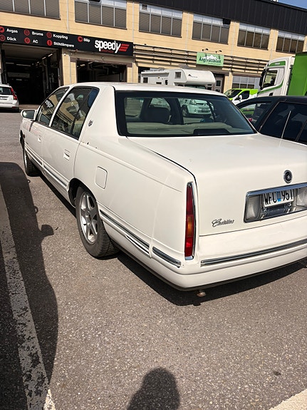 Cadillac Deville 3 of 7