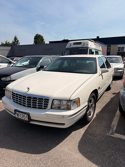 Cadillac Deville 4 of 7