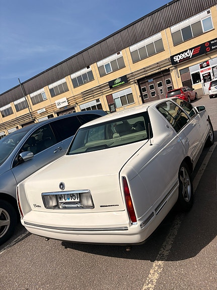Cadillac Deville 2 of 7