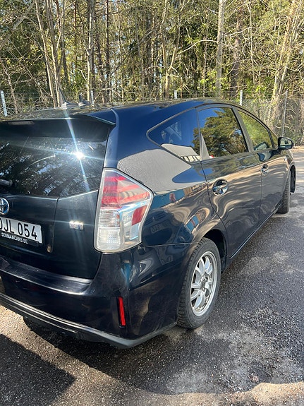 Toyota Prius+ 3 of 5