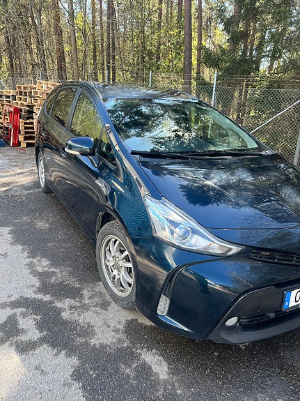 Toyota Prius+ 2 of 5
