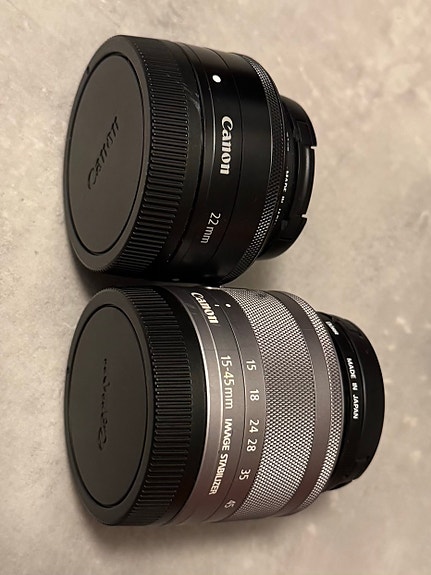Canon EOS M50 med två objektiv och tillbehör image 2
