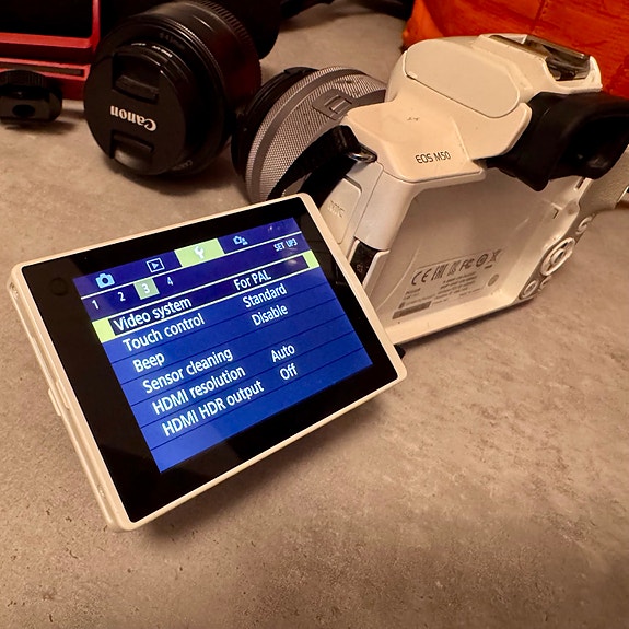 Canon EOS M50 med två objektiv och tillbehör image 3