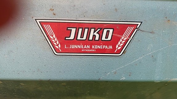 Välbevarade veteranredskap – JUKO såmaskin och Wilmo Gyro gödnings-/fröspridare 4 of 12