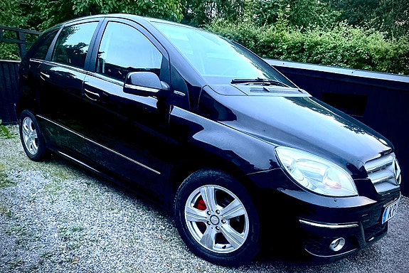 Mercedes-Benz B180 2 of 5