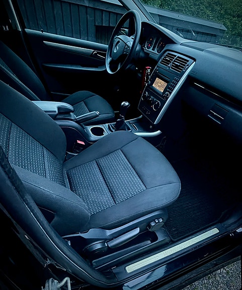 Mercedes-Benz B180 3 of 5