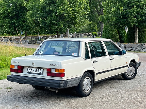 Volvo 740 3 of 5