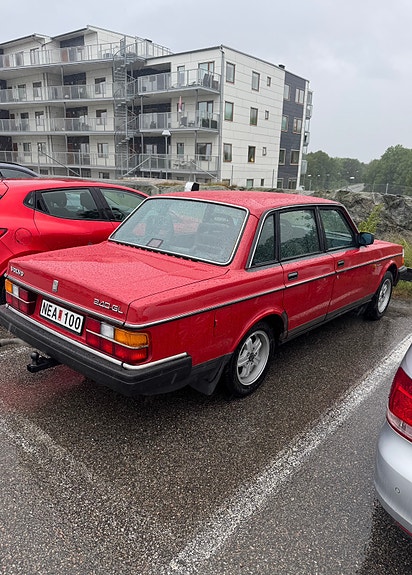 Volvo 240 2 of 5