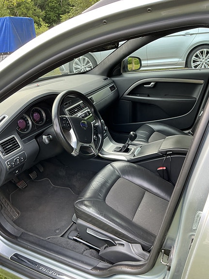 Volvo V70 4 of 5