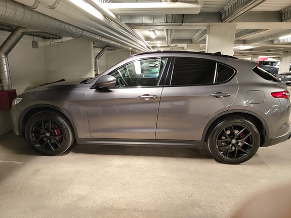 Alfa Romeo Stelvio 2 of 5