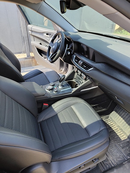 Alfa Romeo Stelvio 6 of 9