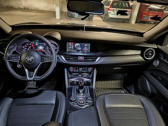 Alfa Romeo Stelvio 7 of 9