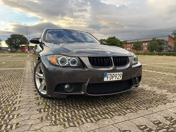 BMW 330i 2 of 5