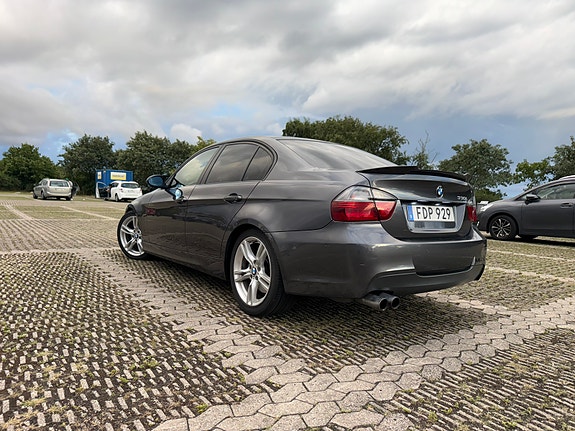 BMW 330i 4 of 5