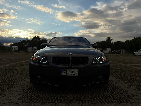 BMW 330i 3 of 5