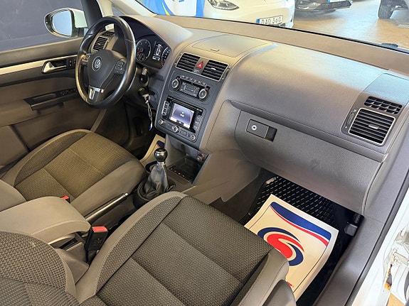 Volkswagen Touran 9 of 23