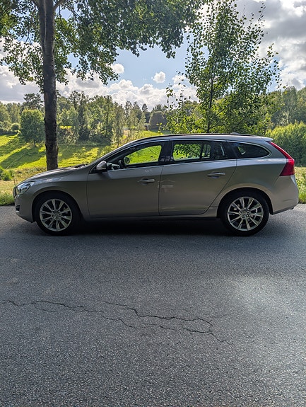Volvo V60 2 of 5