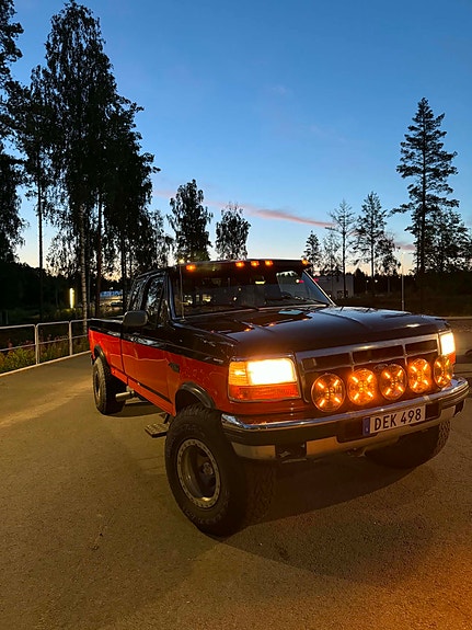 Ford F-250 2 of 5
