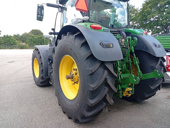 John Deere 6215R 3 of 5