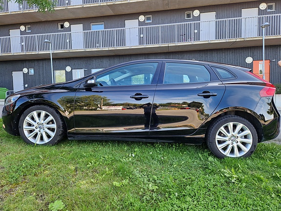 Volvo V40 3 of 5