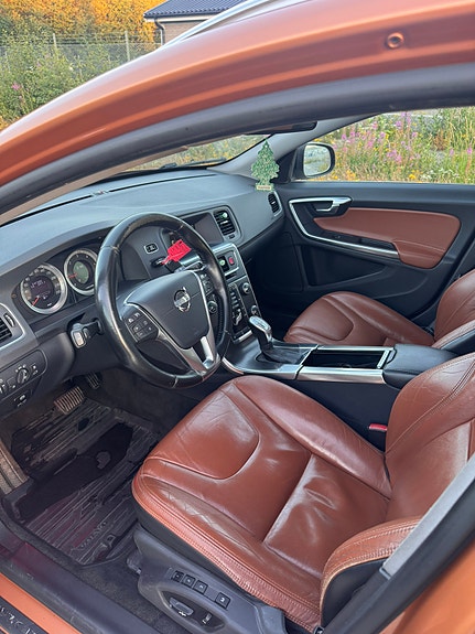 Volvo V60 2 of 5